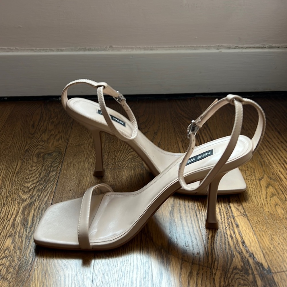NWOT classic elegant leather Nine West nude Yess Ankle Strap Sandal